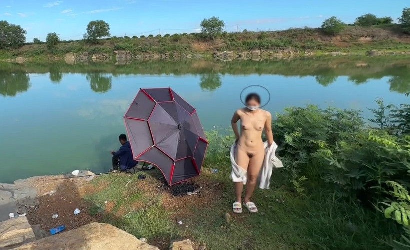 Bé người yêu ra hồ cá phô dâm mặc kệ cần thủ đang câu