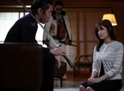 Chồng vỡ nợ, vợ lén lút đến nhà chủ nợ mỗi cuối tuần để bán thân cứu chồng