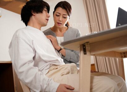 Đến nhà bạn gái chơi, thanh niên lén lút địt nhau với mẹ của cô ấy